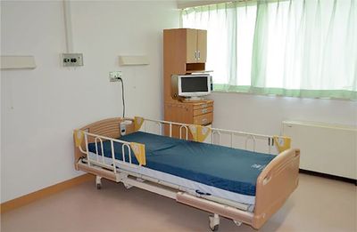 明るい居室のベッド