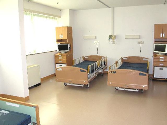 二床の清潔な居室 居室 自然光が入る明るい室内で、快適に過ごせる空間です。清潔に保たれたベッドが整然と並んでいます。