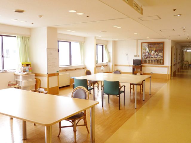 明るい空間のラウンジ ラウンジ 広々としたラウンジでは、自然光が差し込む快適な環境でくつろげます。ゆったりした時間を過ごすことができます。
