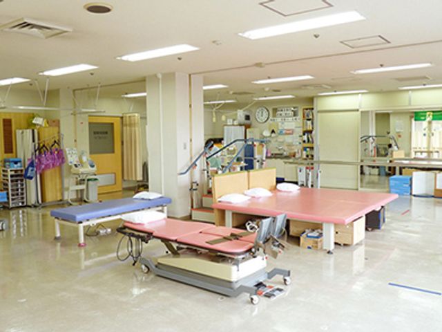 落ち着いた機能訓練室 機能訓練室 広々とした空間でリハビリが行えます。必要な器具が揃い、快適に使用できる環境です。