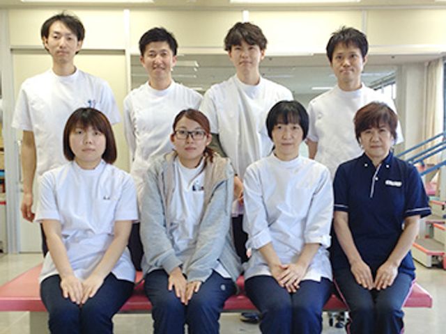 スタッフイメージ スタッフイメージ 笑顔で働くスタッフたちの様子が見られます。チームワークの良さが伝わってきます。