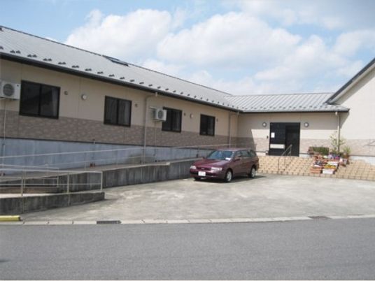広い駐車場のある外観