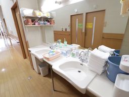 手洗い設備の明るい空間