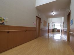 廊下が綺麗な施設