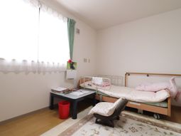 明るいシンプルな居室