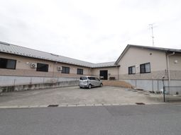 広々とした駐車場のある建物