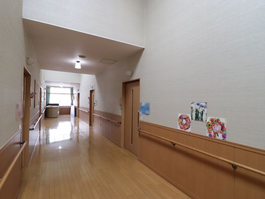 明るい廊下と掲示物