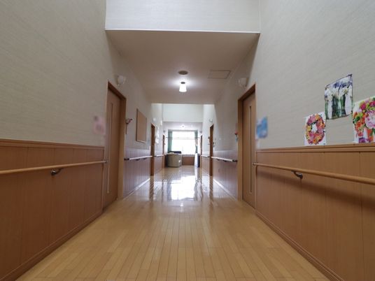 清潔感ある広い廊下