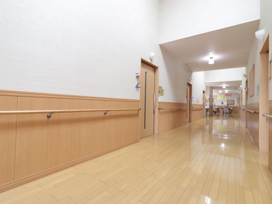 手すり付きの明るい廊下