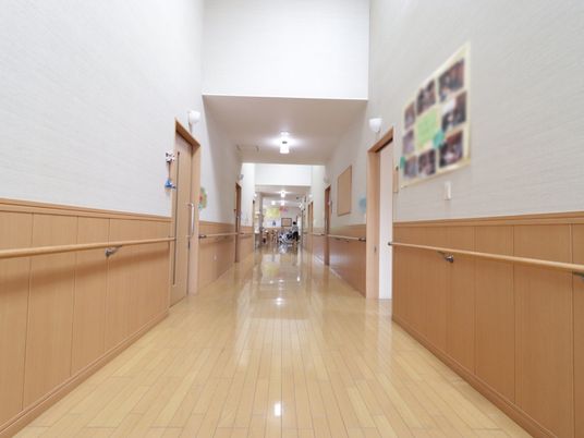 明るく広い廊下