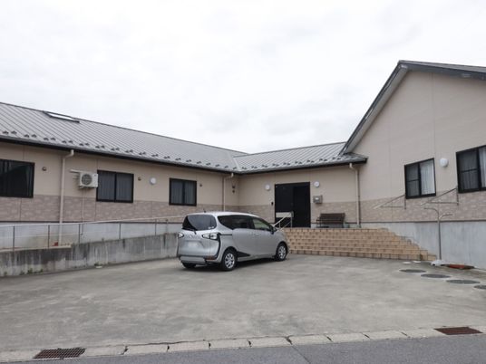 広々とした外観の建物