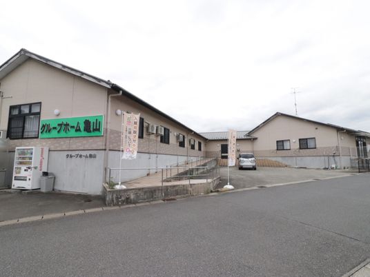 ゆったりとした外観の建物