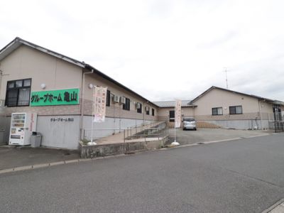 ゆったりとした外観の建物