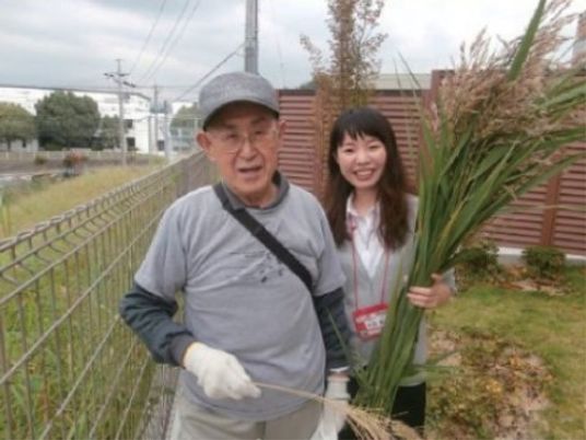 庭で植物の世話をする人々