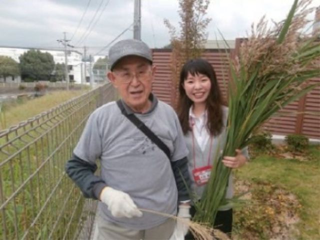庭で植物の世話をする人々