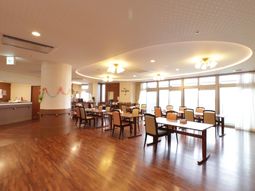 広々した食堂の空間