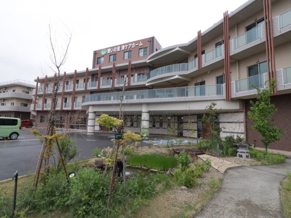 広々とした外観の建物