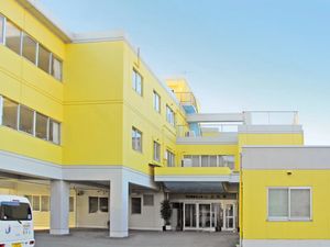 明るい外観の建物  
