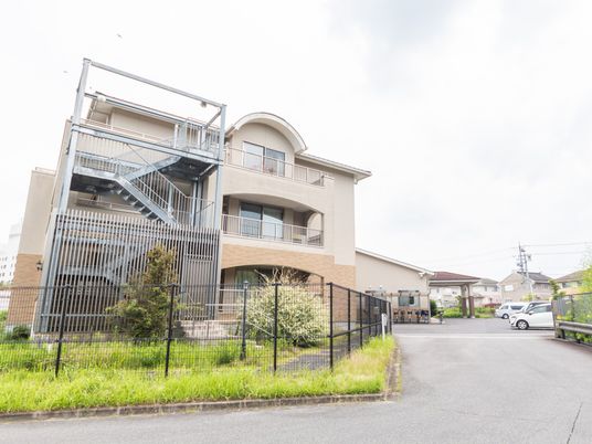 広いエントランス外観
