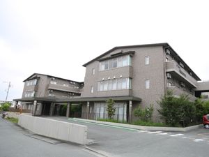 落ち着いた外観の施設