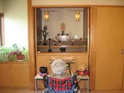 和室と車椅子の男性
