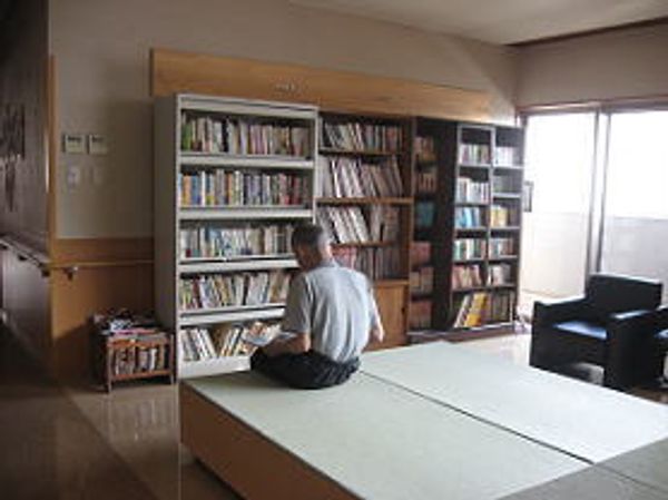 本を読む人と書棚