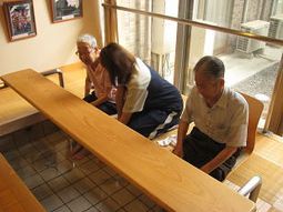 明るい明りの食堂