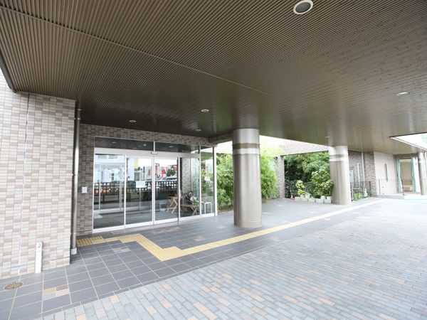 広々とした明るいエントランス
