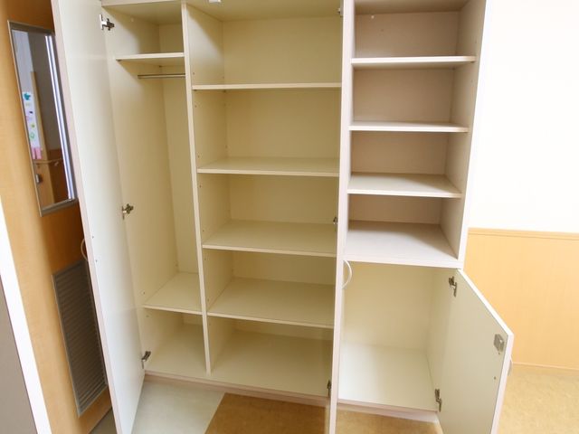 居室の開放的なクローゼット 収納 居室に備え付けられた広々とした収納スペースです。自らの衣類や必要品を整理しながら快適にお過ごしいただけます。