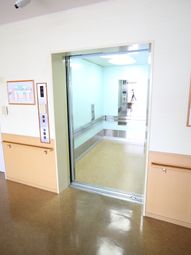 清潔な廊下と自動扉