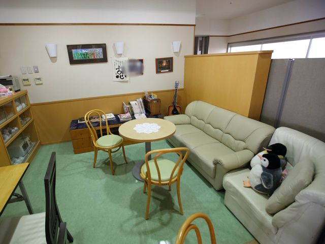 ゆったりした居心地のラウンジ 共有スペース ソファやイスが並べられ、くつろぎの時間を過ごせるラウンジです。本やギターもあり、趣味の時間も充実でしょう。
