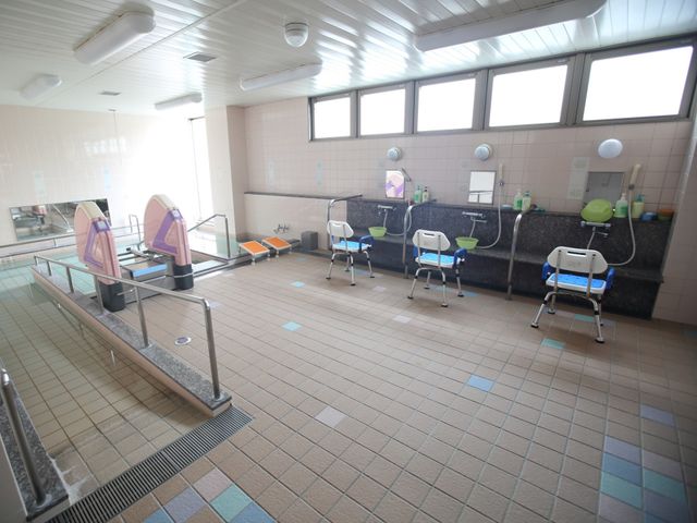 バリアフリー設計の浴室 浴室 床の段差が少なく、手すりや座席も備えた清潔な浴室です。安全に配慮された環境で、利用者様の快適な入浴を支援します。