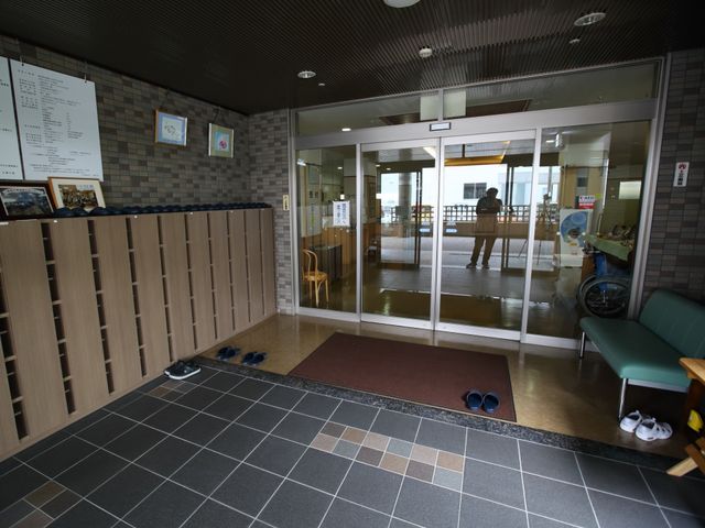 快適なエントランス空間 エントランス 落ち着いた雰囲気のエントランスには、来訪者を迎え入れる広々とした待合スペースがあります。ゆとりのある設計が、皆様の働きやすい環境を支えています。