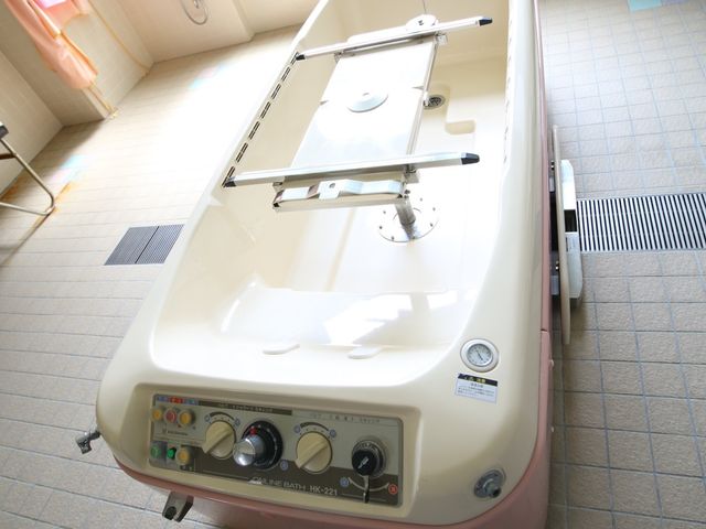 浴室の特殊浴槽 浴室 広々とした清潔な空間で、特殊浴槽が利用者の安全と快適な入浴をサポートします。安心してご就業いただける環境を整えています。