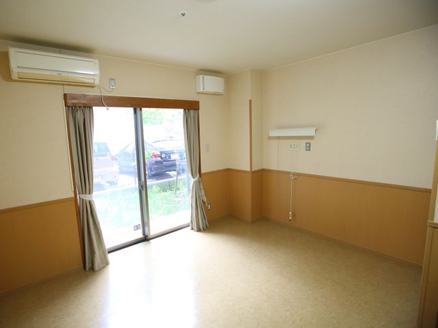 広々とした明るい居室 居室 日当たりが良く、ゆったりとした空間が広がる居室です。個人の好みに合わせて、家具や装飾を配置することができます。