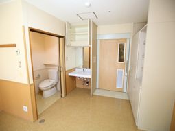 居室内のトイレと洗面台