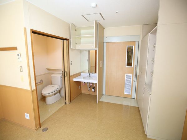 居室内のトイレと洗面台