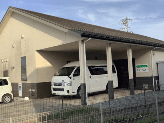 車両が停まる建物外観  