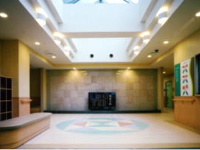 明るいロビー空間 ロビー 天井からのたっぷりの自然光で明るいロビーです。リラックスした空間が広がっています。
