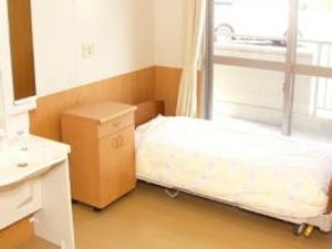 明るい居室のベッド  