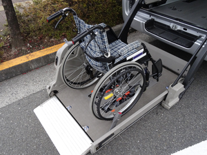 車椅子用スロープ付き車両  