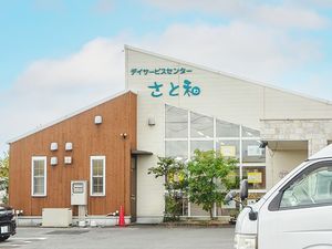 明るい建物の外観  
