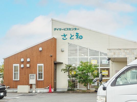 明るい建物の外観  