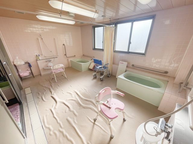バリアフリー対応の浴室 浴室 手すりやシャワーチェアを完備した、安全に配慮された広々とした浴室です。利用者の快適な生活をサポートする設備が整っています。