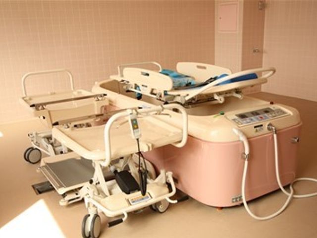 最新の浴室設備 入浴介護 最新式の機器を備えた快適な空間で、入浴のサポートが受けられる環境が整っております。安心して勤務をご検討ください。