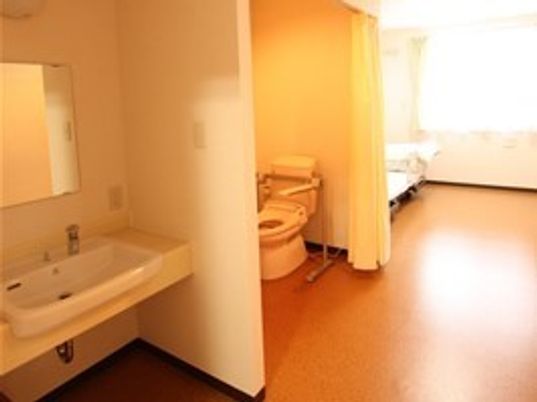 明るいトイレと洗面台