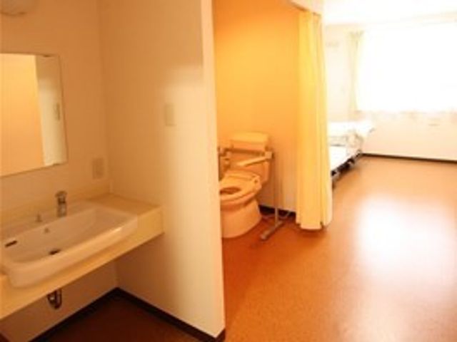 明るいトイレと洗面台 居室 広々とした居室内には、使いやすい設計のトイレと洗面台が備わり、快適な生活空間が保たれています。