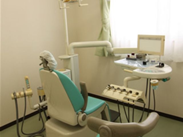 清潔な歯科治療室 歯科室 明るく清潔感のある訓練室で、利用者の健康支援を行います。最新の設備を備え、充実した勤務環境が整っています。