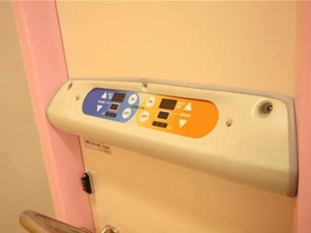 機能訓練用機器のコントロールパネル 設備 手軽に操作できるコントロールパネルが設置され、利用者の自立支援を促進します。色と形で機能が分かりやすく、安全にご使用いただけます。
