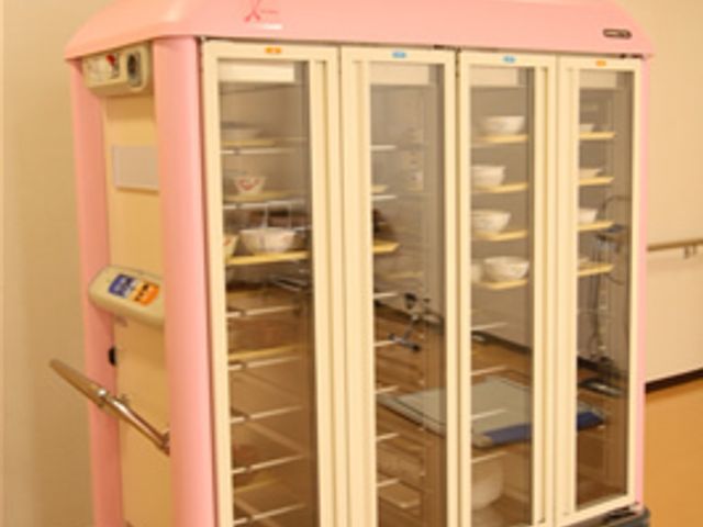 食品保温カート 食事 清潔感のあふれるダイニングルームで活用されている、食品を適温に保つ配膳カートです。効率的な食事の提供が実現されており、働く環境としても配慮が行き届いています。